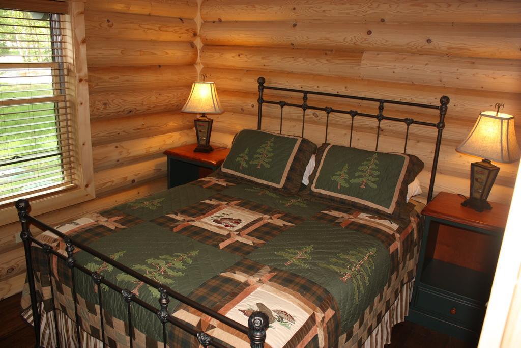Lake Parlin Lodge & Cabins West Forks Room photo