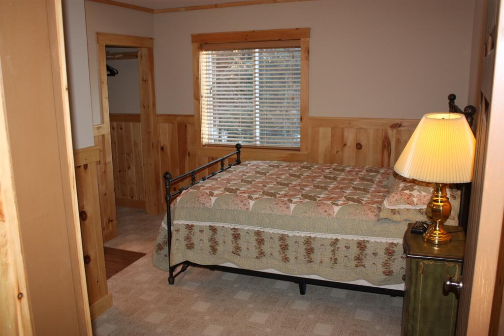 Lake Parlin Lodge & Cabins West Forks Room photo